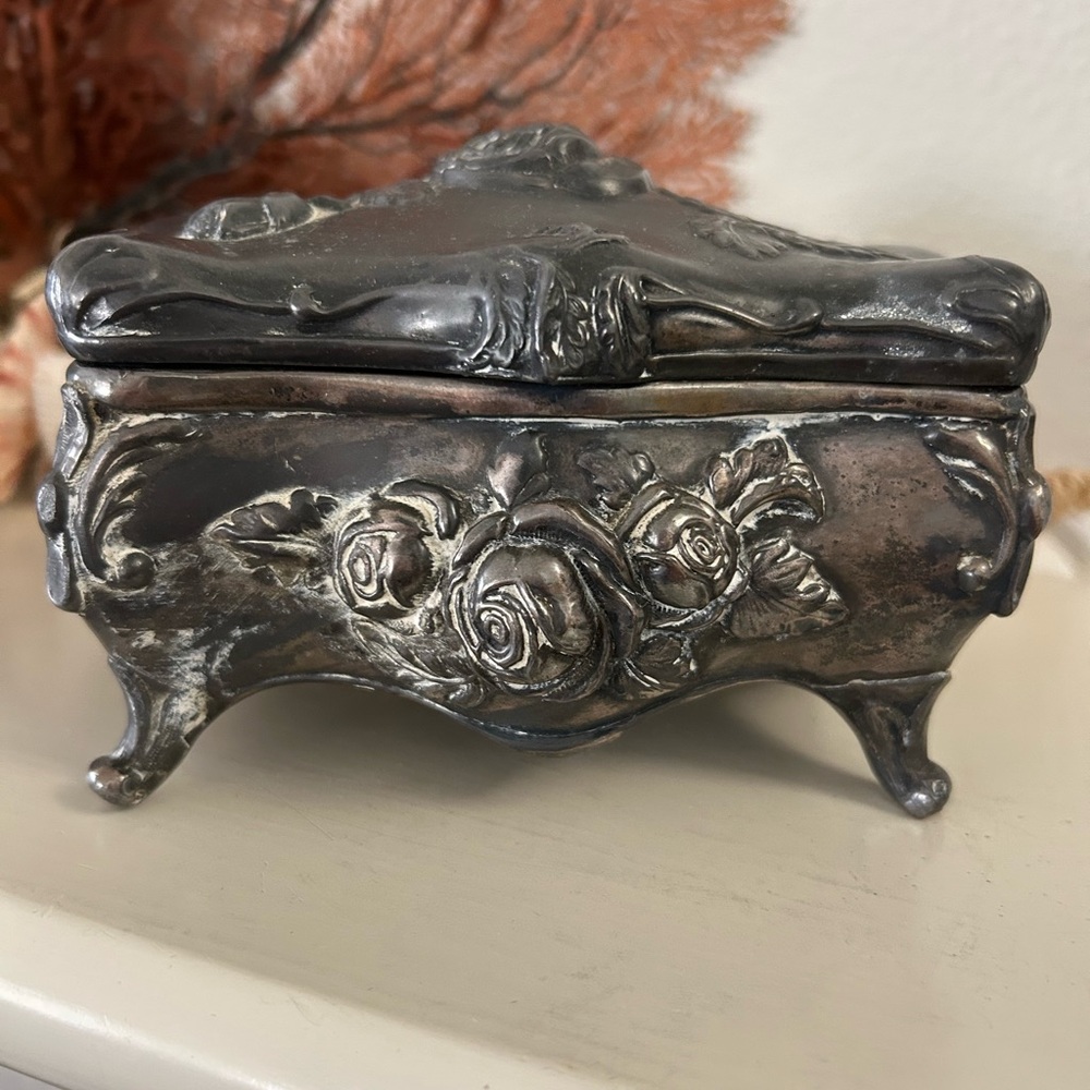 Roger’s Silverplate Co. Floral Roses Jewelry Trinket Box. 3 1/2” H. Vintage